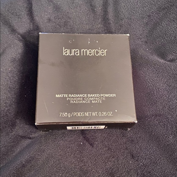 Laura Mercier Matte Radiance Baked Powder in 01 highlight - Picture 3 of 5